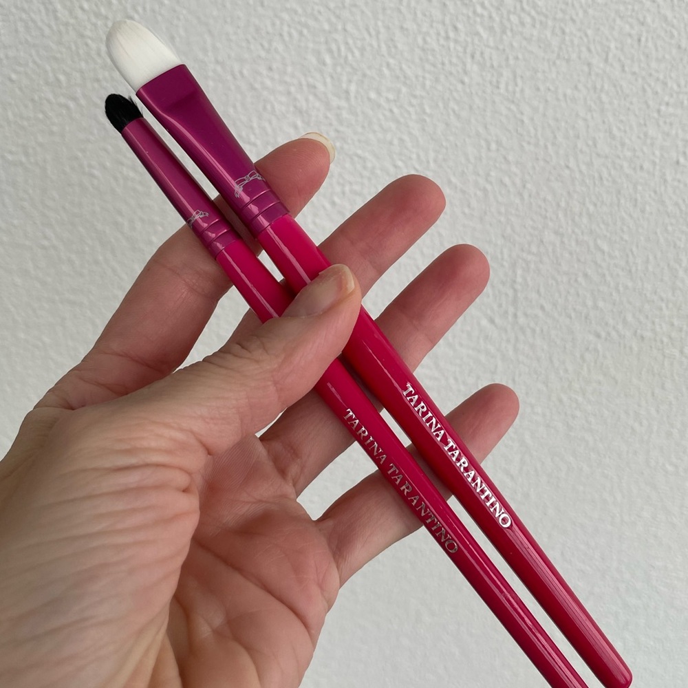 Tarina Tarintino eyeshadow brush duo